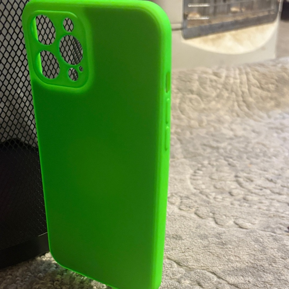 Green Protective Phone Case 
IPhone 12 Pro Max - Picture 4 of 5